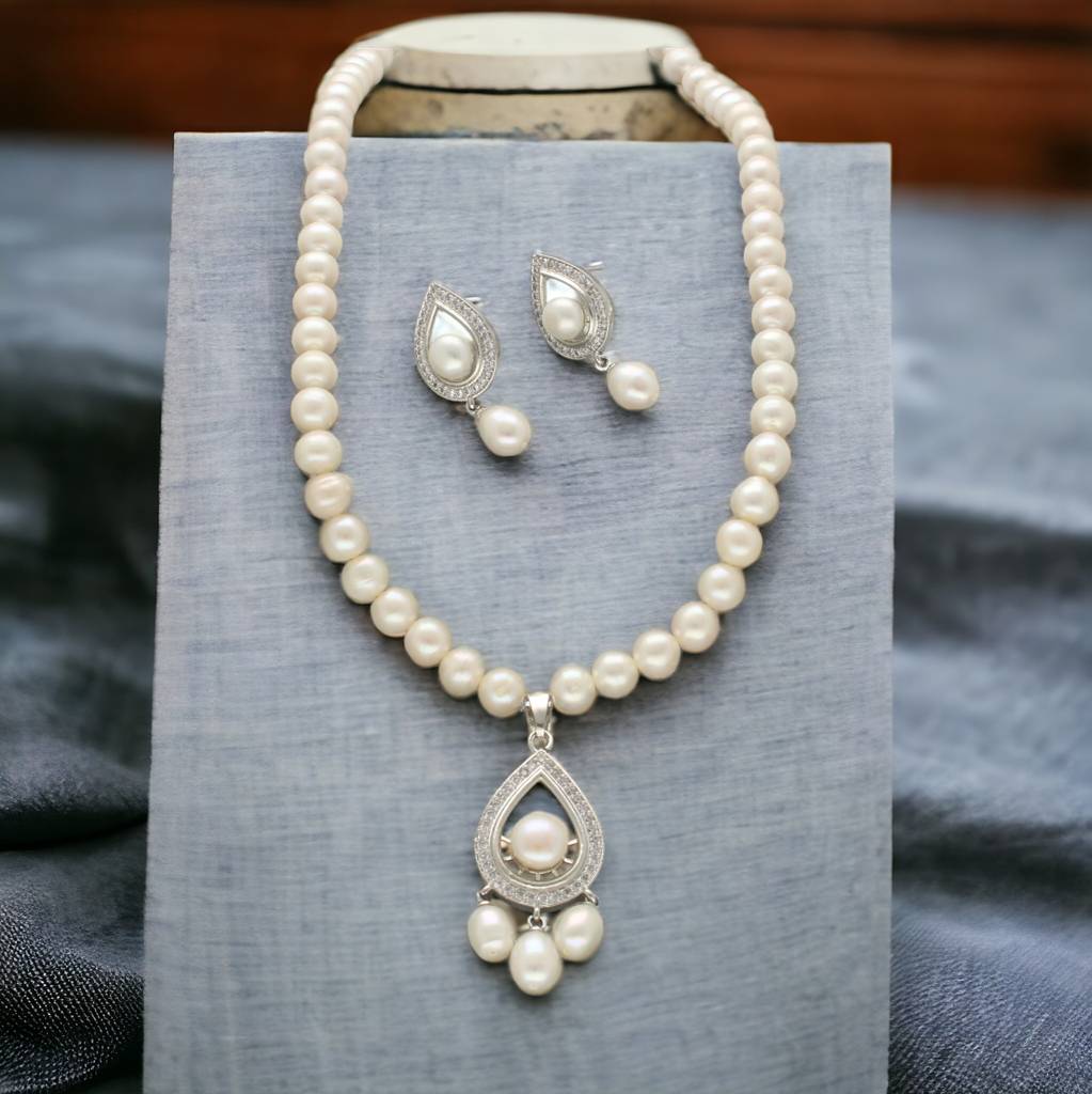 Luminary Pearl Necklace Set : JPFEB-24-012