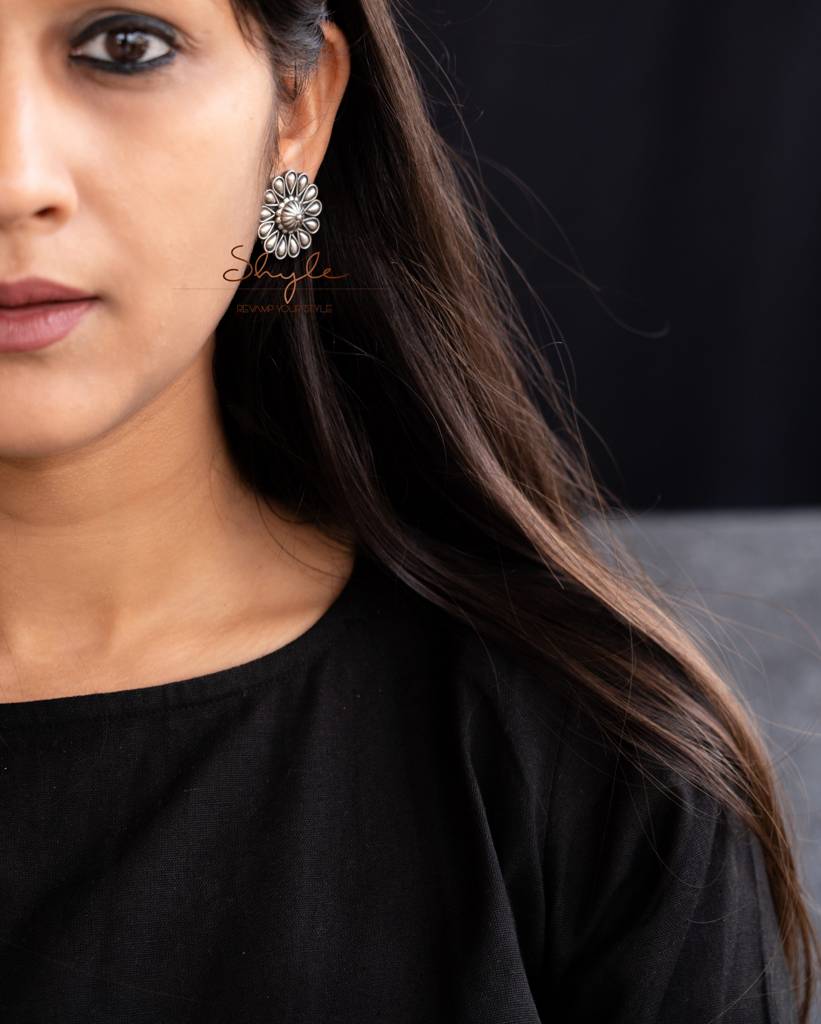 Moh Embossed Flower Studs : SE4016