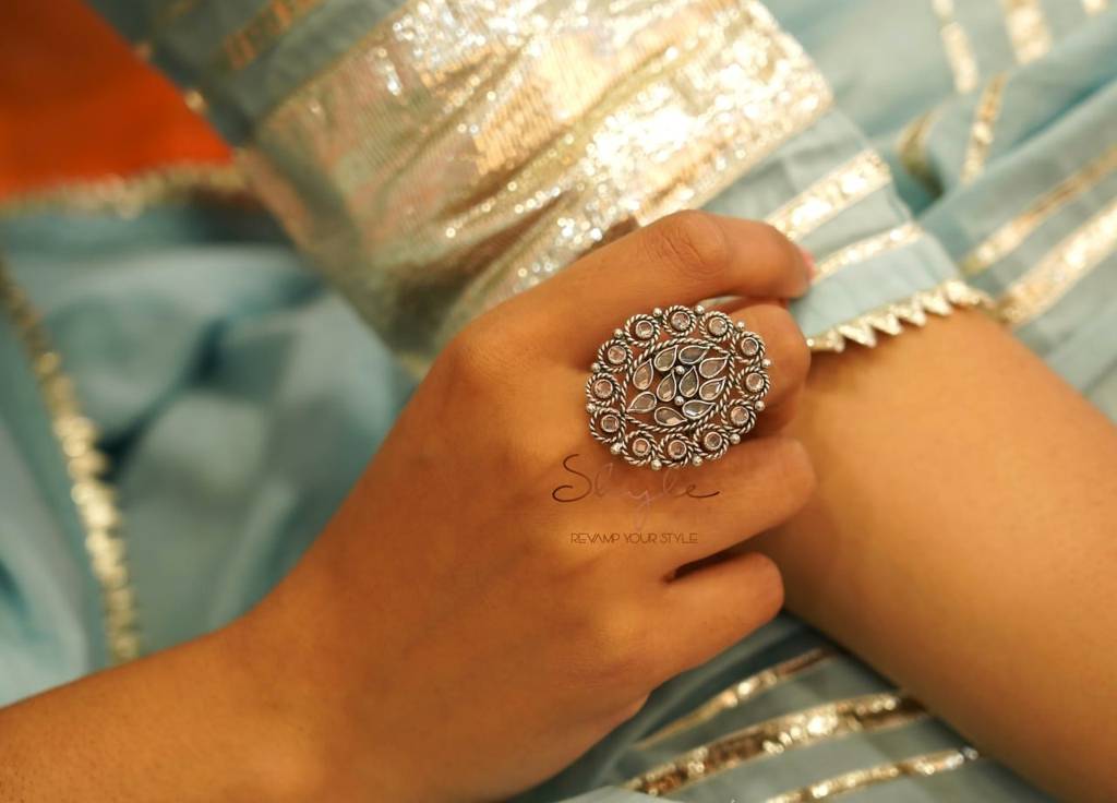 Essence Fine Scintillating Oval Ring : SR1060