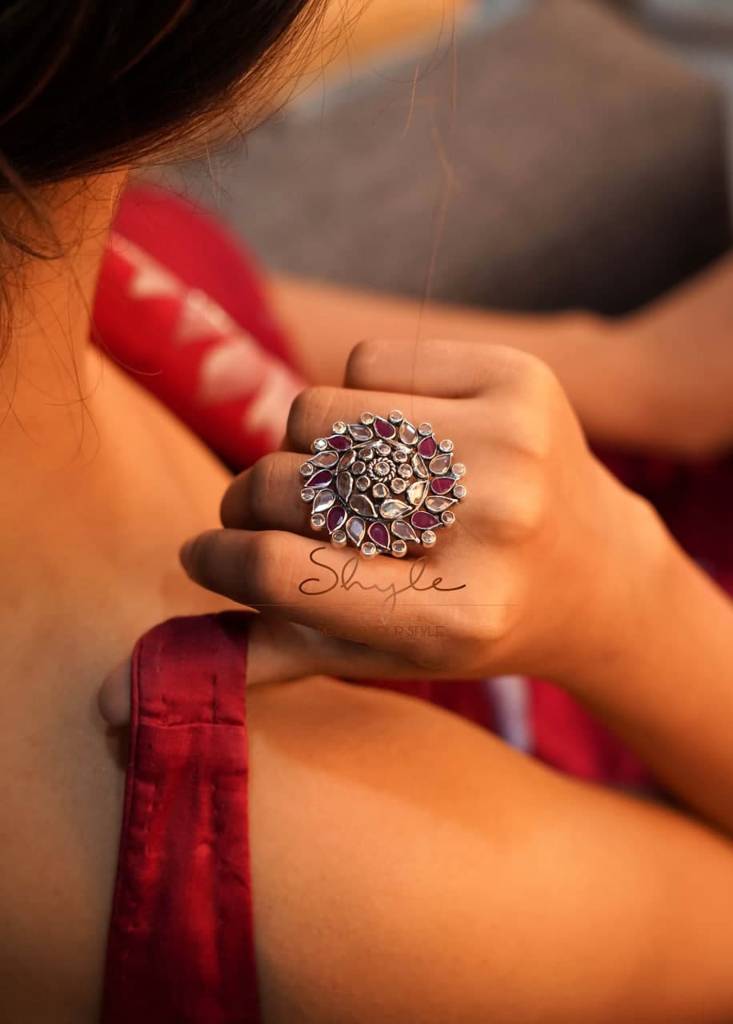 Essence Scintillating Embossed Ring : SR2025