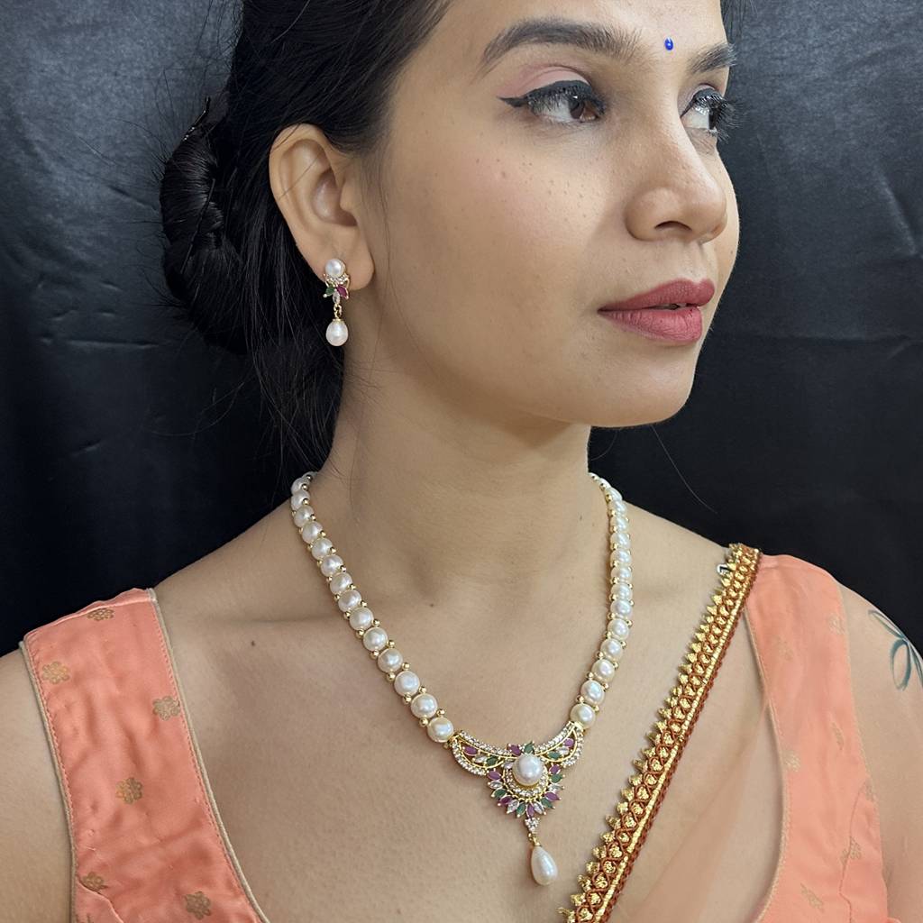 Glittering Pearl Necklace Set : JPFEB-24-015