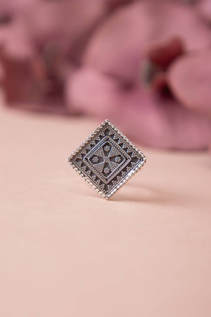 Adya Daana Detailed Ring. : SK180200