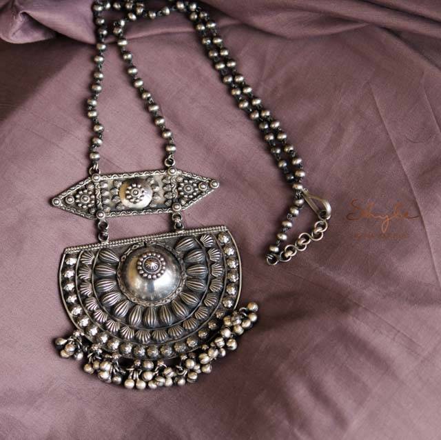 Tattva Textured Detailed Chandra Grand Necklace : SE50169-1-1-1-1-1