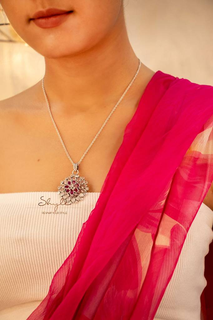 Essence Fine Scintillating Flower Necklace : SN3001