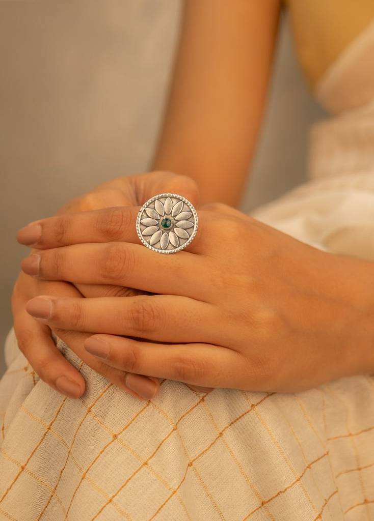 Mizoya Intricate Flower Green Stone Ring : SR200559