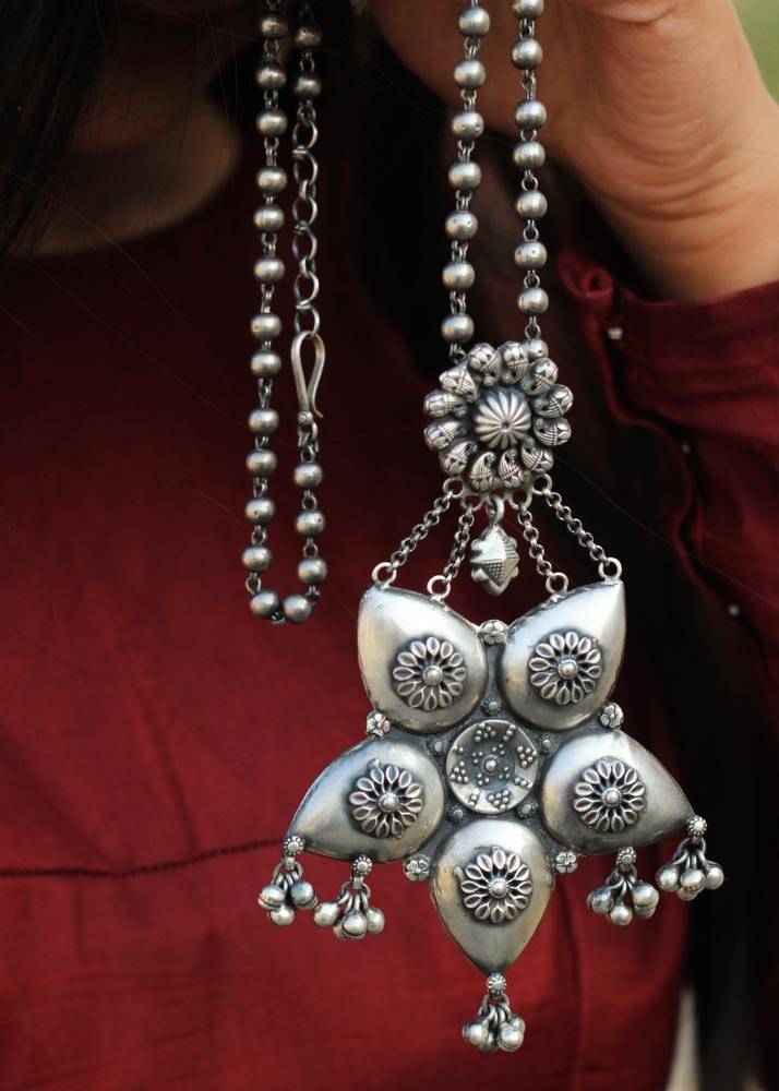 Tattva Flora Detailed Necklace : SE625