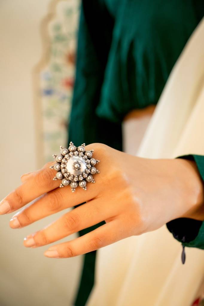 Moh Daana Detailed Embossed Classic Ring : SR302027