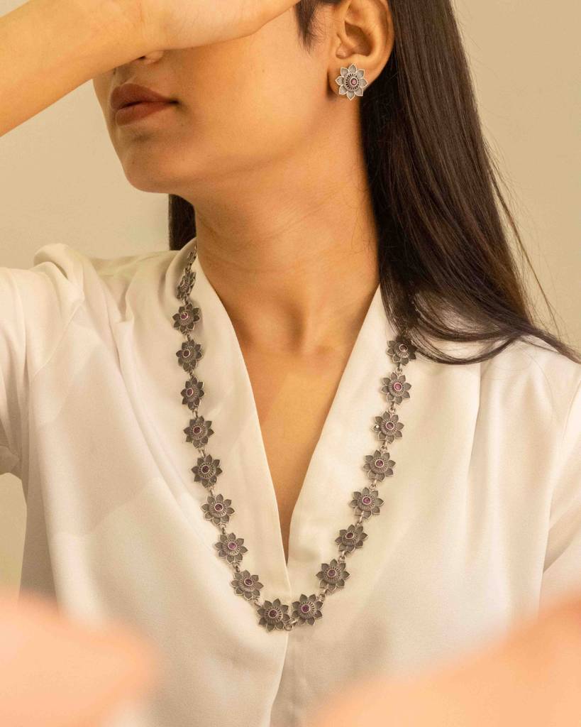 Adya Intricate Flower Versatile Necklace Set : SN1117