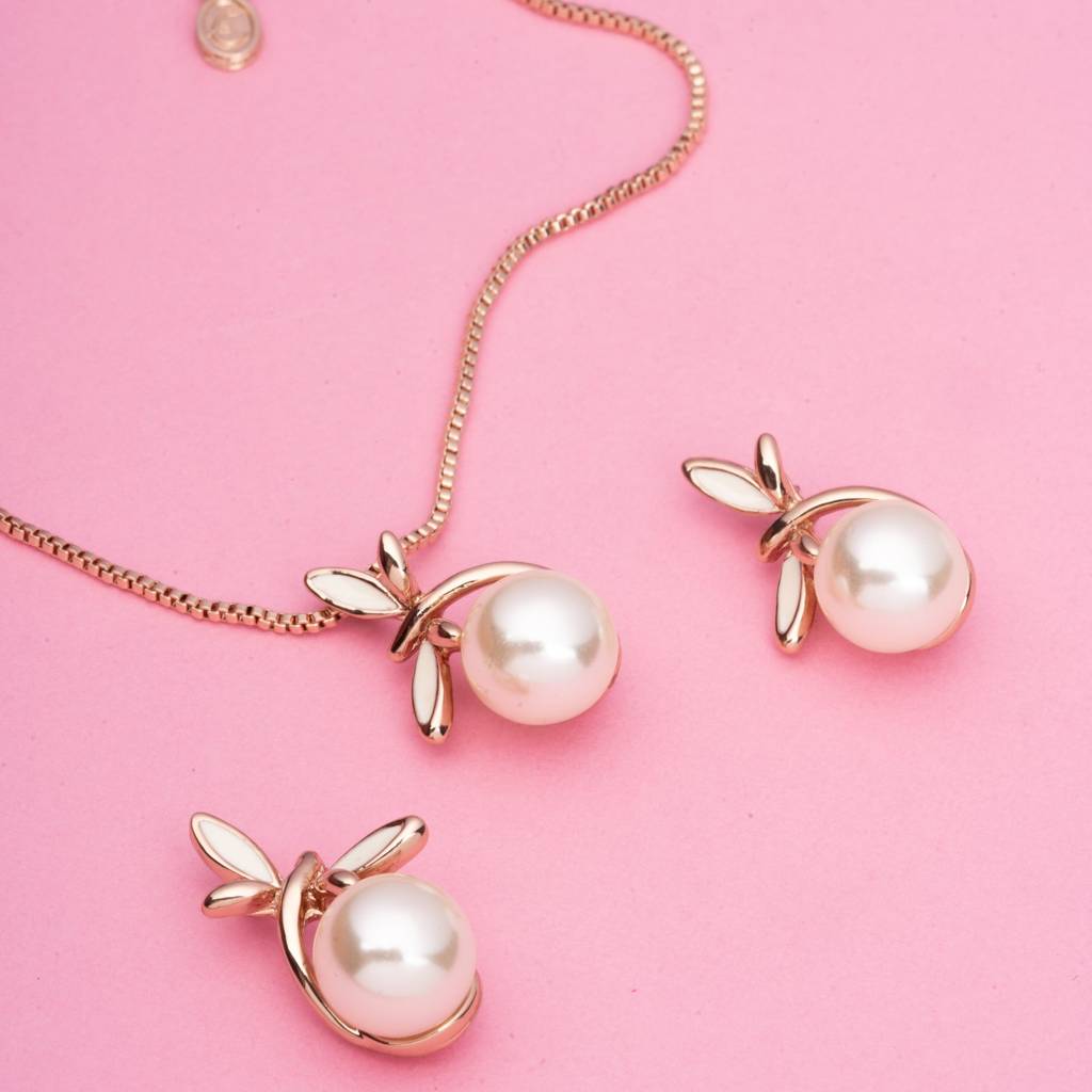Estele Gold Plated Elegant Pendant Set With Pearls For Women : 9438NKER