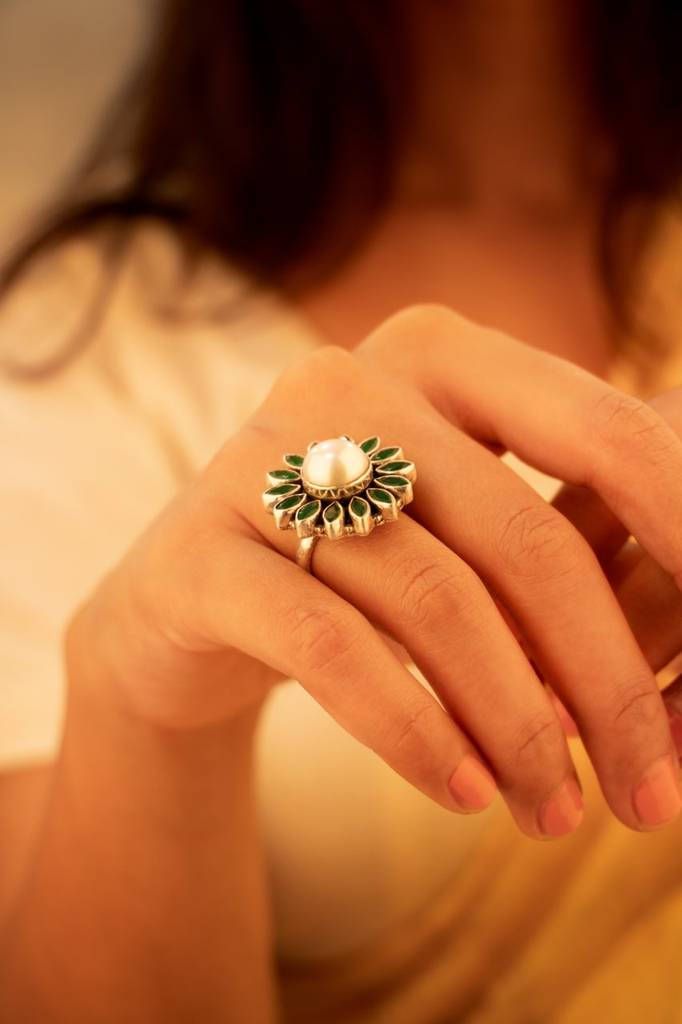 Essence Fine Green Flower Pearl Classic Ring : SR1250