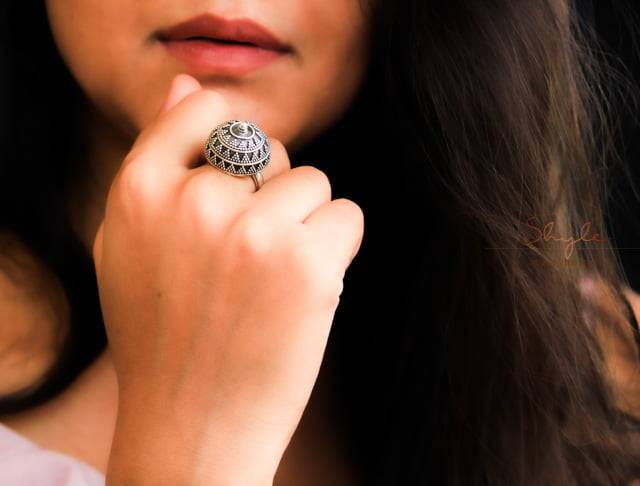Moh Daana Art Embossed Ring : SR1050