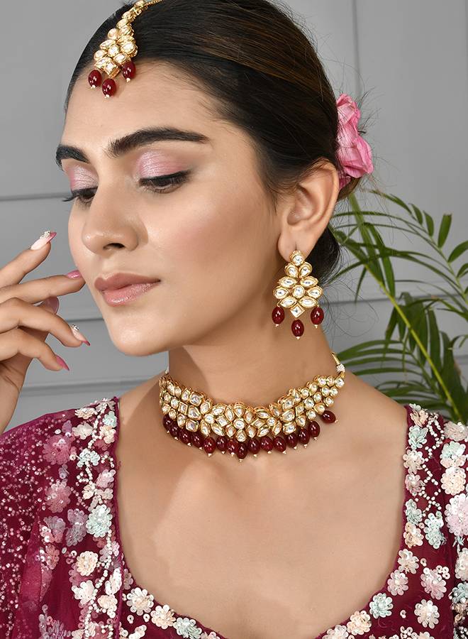 Kundan Elegance Red Beads And Faux Kundan Opulent Maang Tika Set : 8905124504170