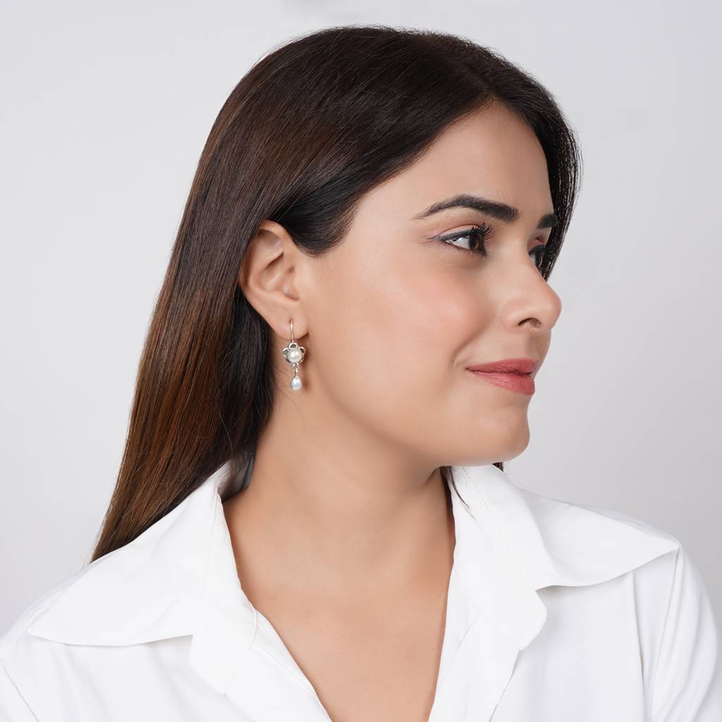 Silver Pearl Flower Earrings : SSE779