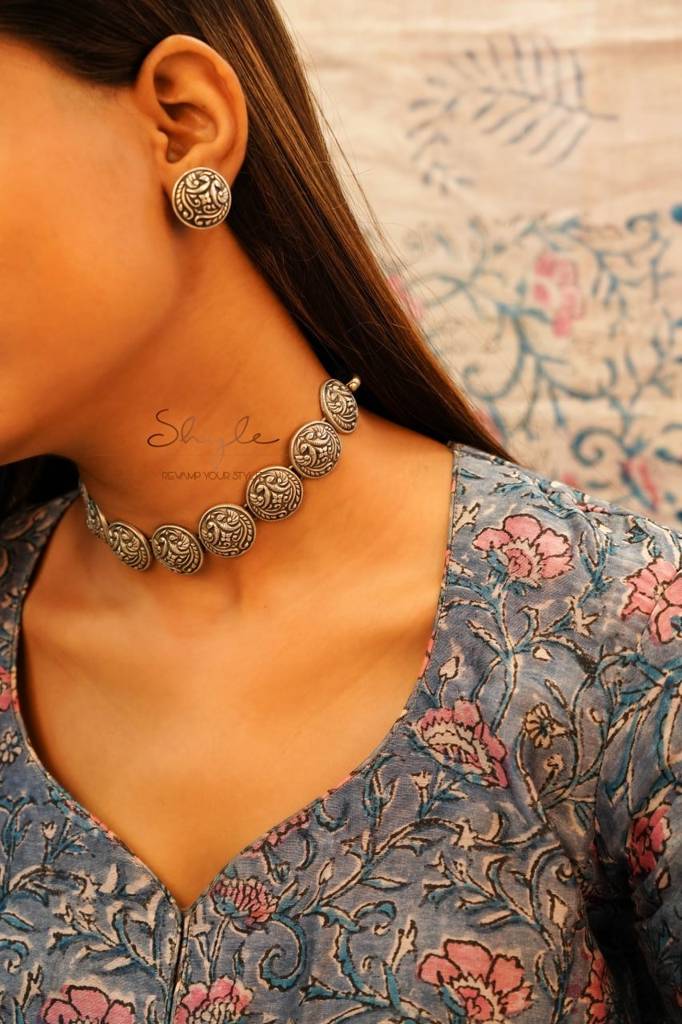 Adya Embossed Peacock Motif Versatile Choker Set : SE50169-2-1-1
