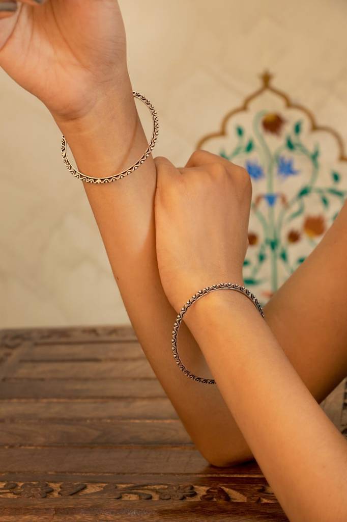 Moh Intricate Spiral Border Everyday Bangle : SK10002-2-10