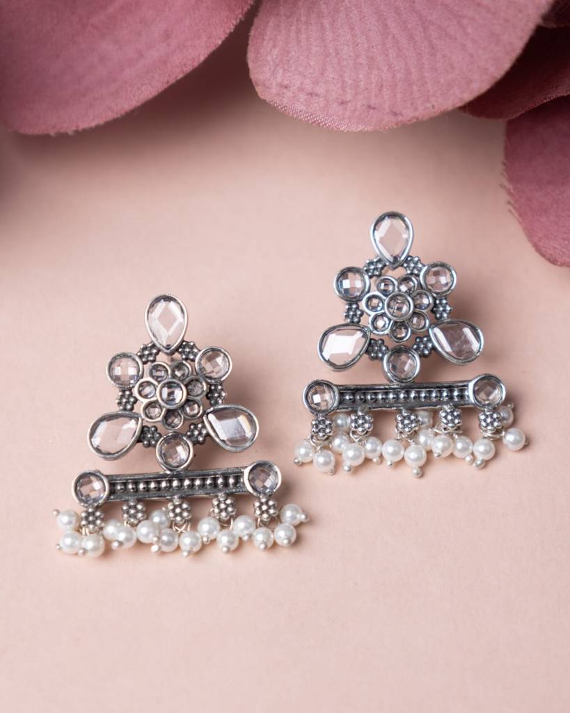 Essence Scintillating Pearl Drop Stud Earring : SE50401