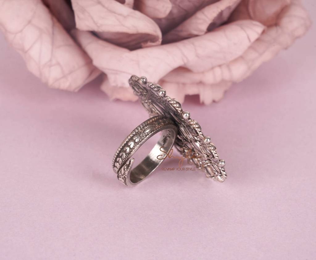 Essence Fine Scintillating Oval Ring : SR1060