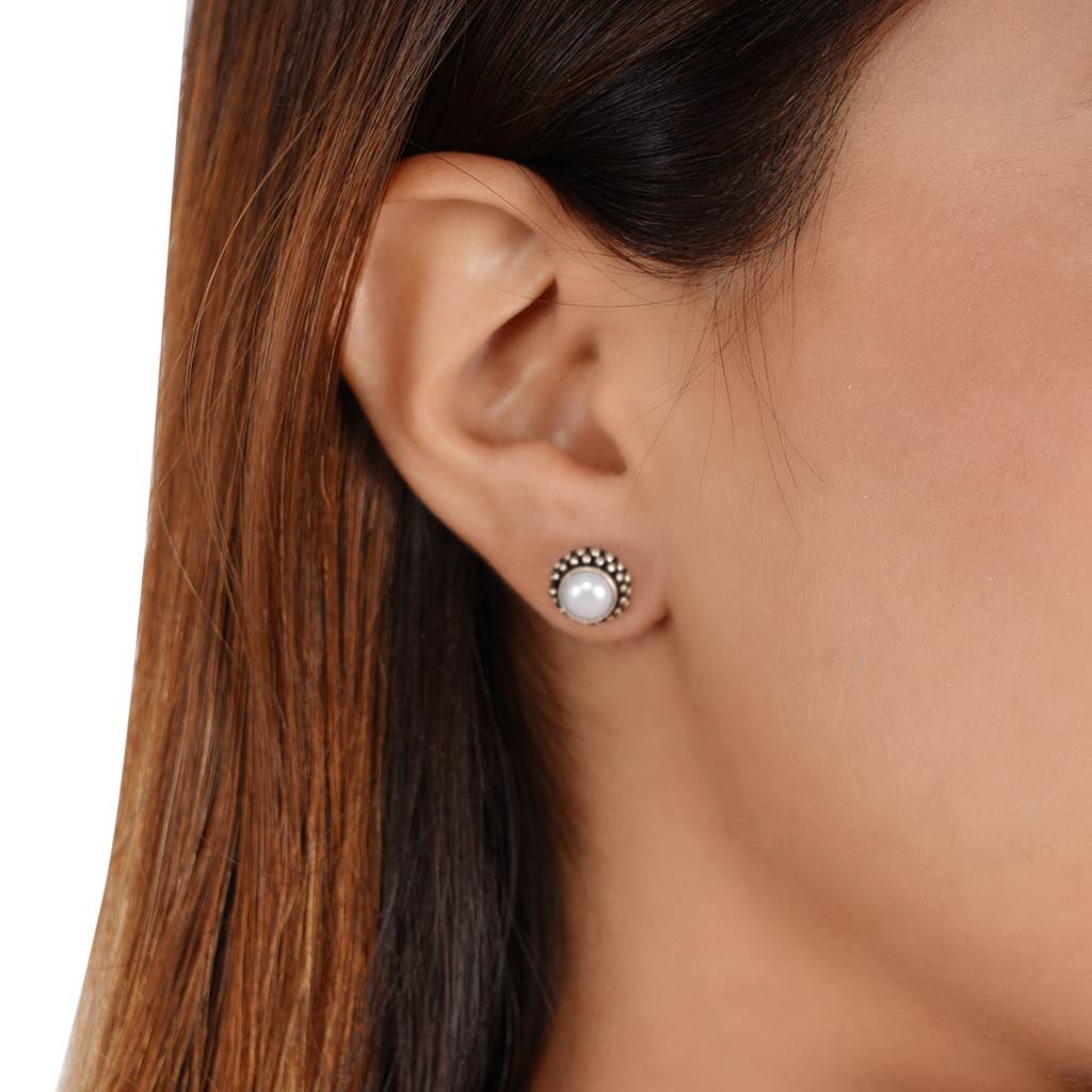 Classic Pearl Studs : SSE710