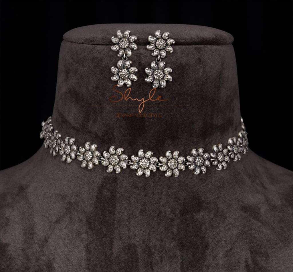 Adya Intricate Flower Sequence Choker Set : SN2022