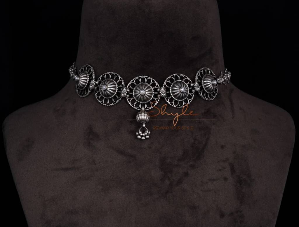 Mizoya Embossed Carved Statement Choker : SN2101
