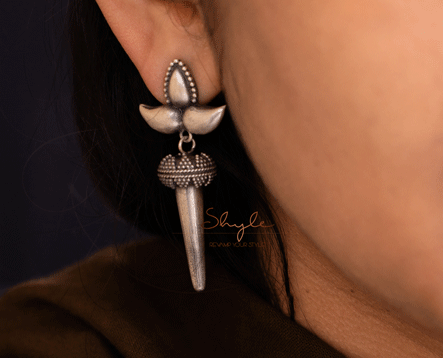 Adya Leaf Motif Quirky Drop Earrings : SE4015