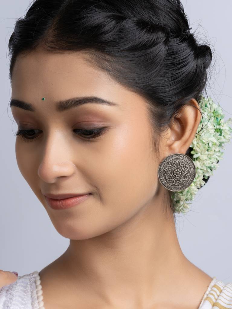 Oxidized Silver Floral Stud Earring : LAAER735