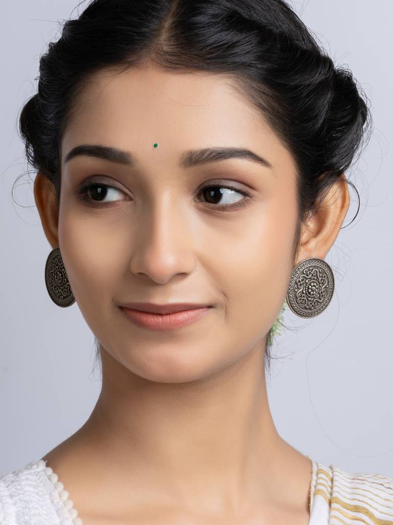 Oxidized Silver Floral Stud Earring : LAAER735