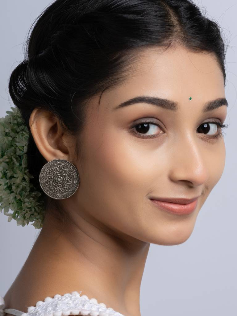 Oxidized Silver Floral Stud Earring : LAAER735