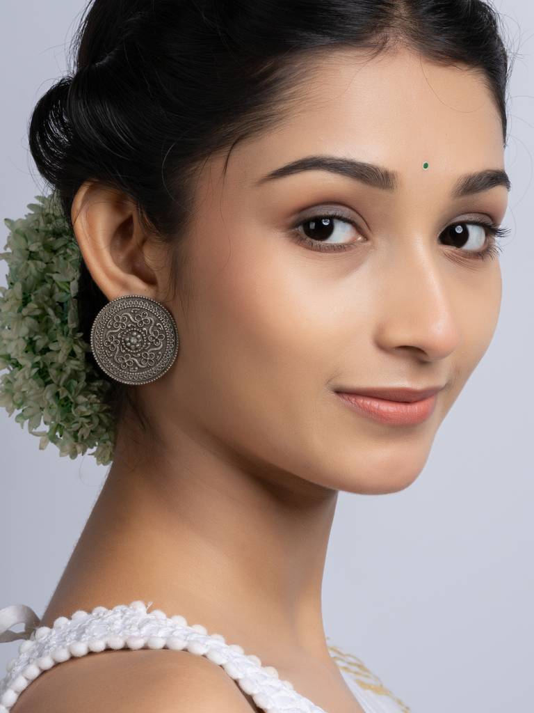 Oxidized Silver Floral Stud Earring : LAAER735