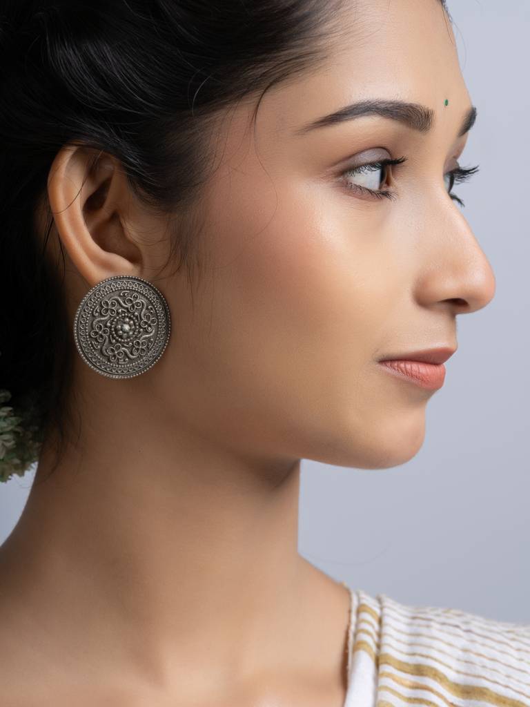 Oxidized Silver Floral Stud Earring : LAAER735