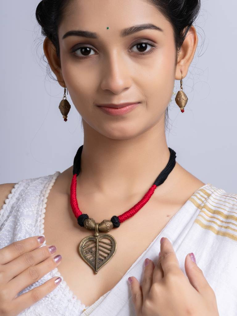 Golden Red Black Leaf Dokra Brass Necklace Set : LAANP253