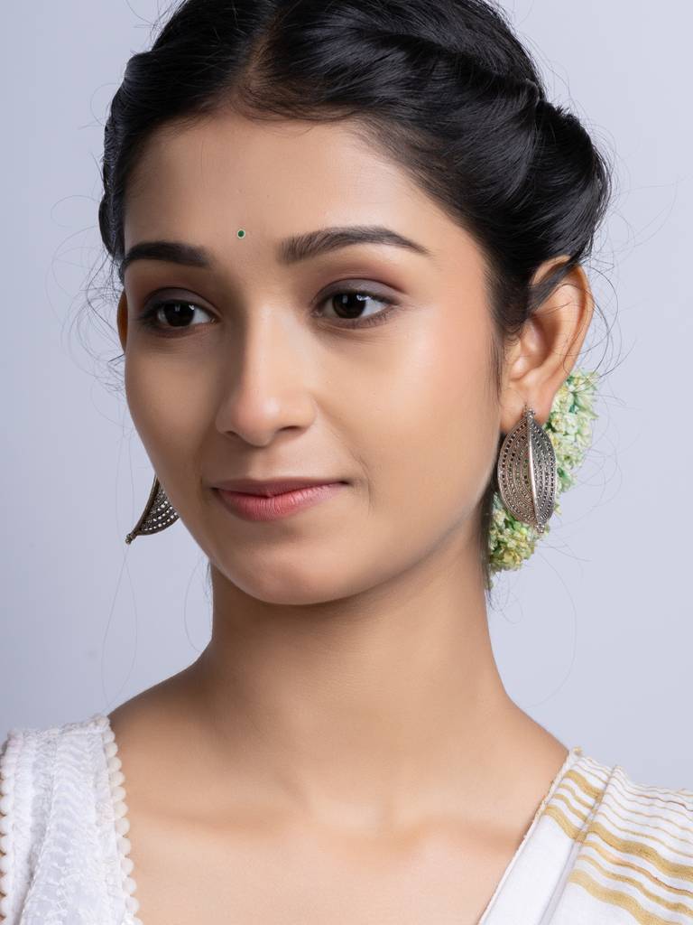 Oxidized Silver Crescent Earring : LAAER745