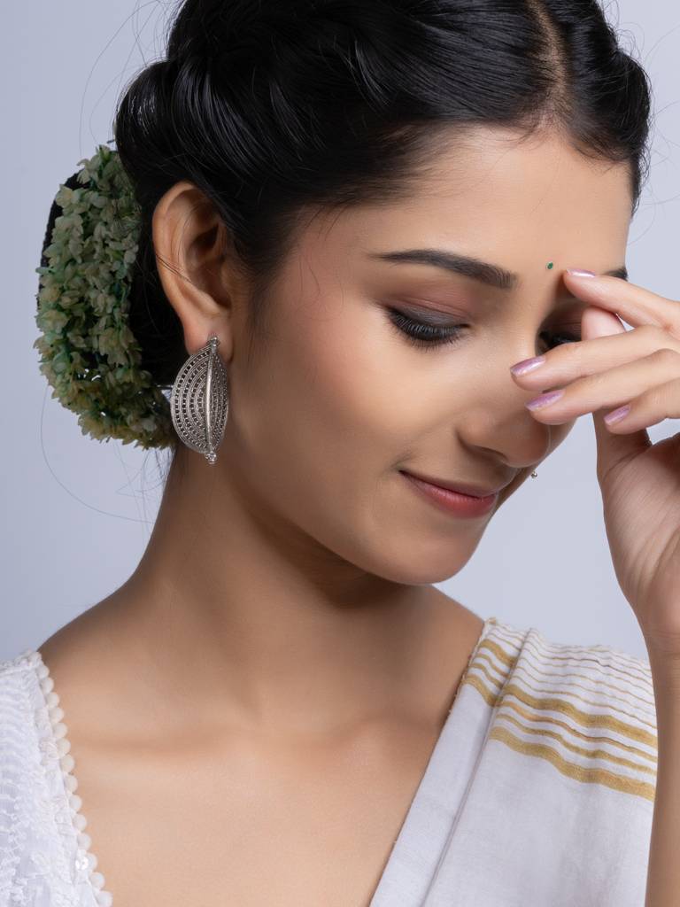 Oxidized Silver Crescent Earring : LAAER745