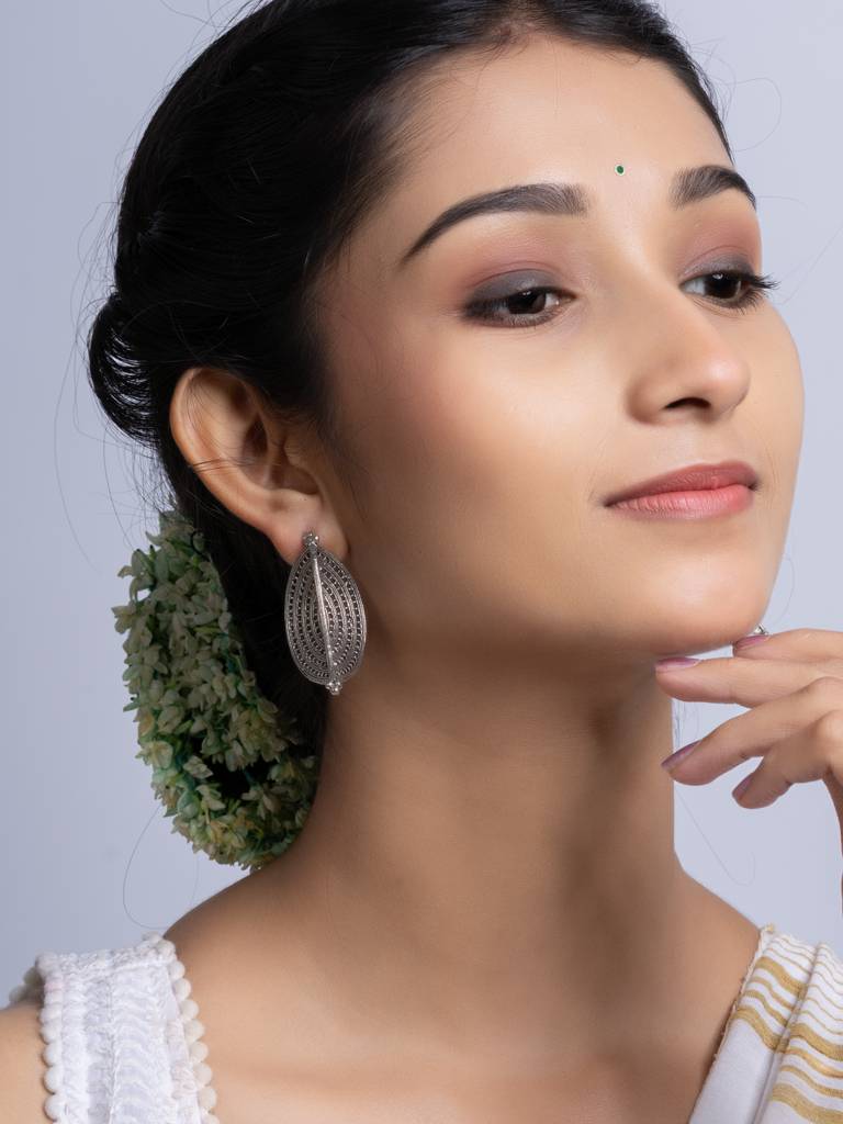 Oxidized Silver Crescent Earring : LAAER745