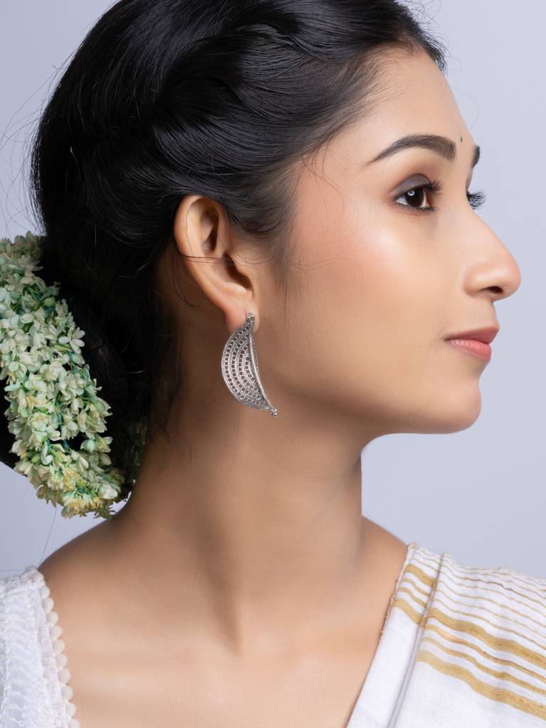 Oxidized Silver Crescent Earring : LAAER745