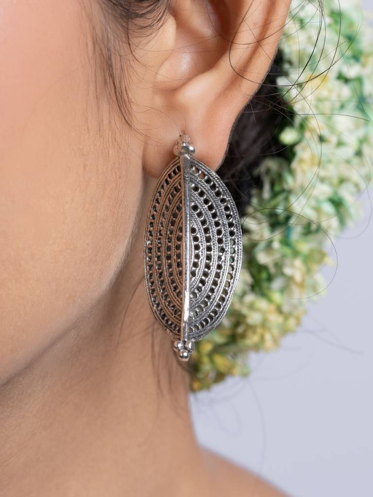 Oxidized Silver Crescent Earring : LAAER745