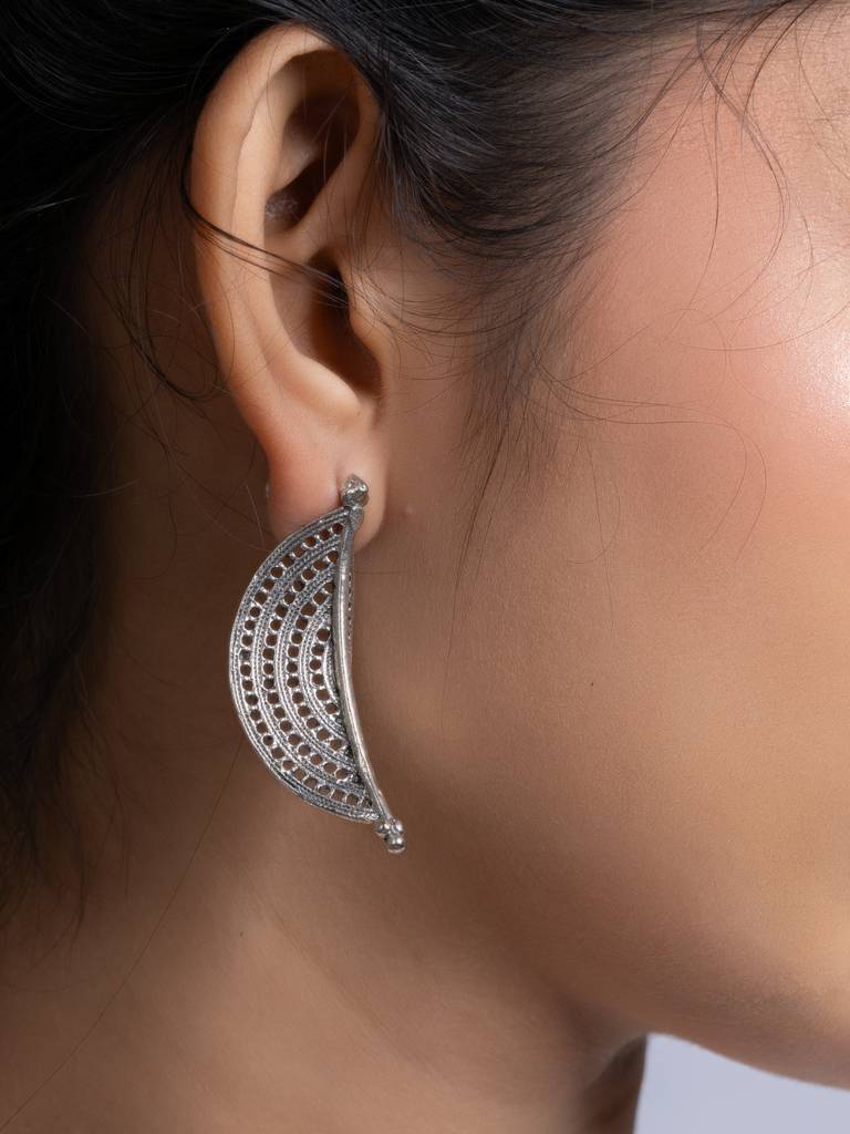 Oxidized Silver Crescent Earring : LAAER745