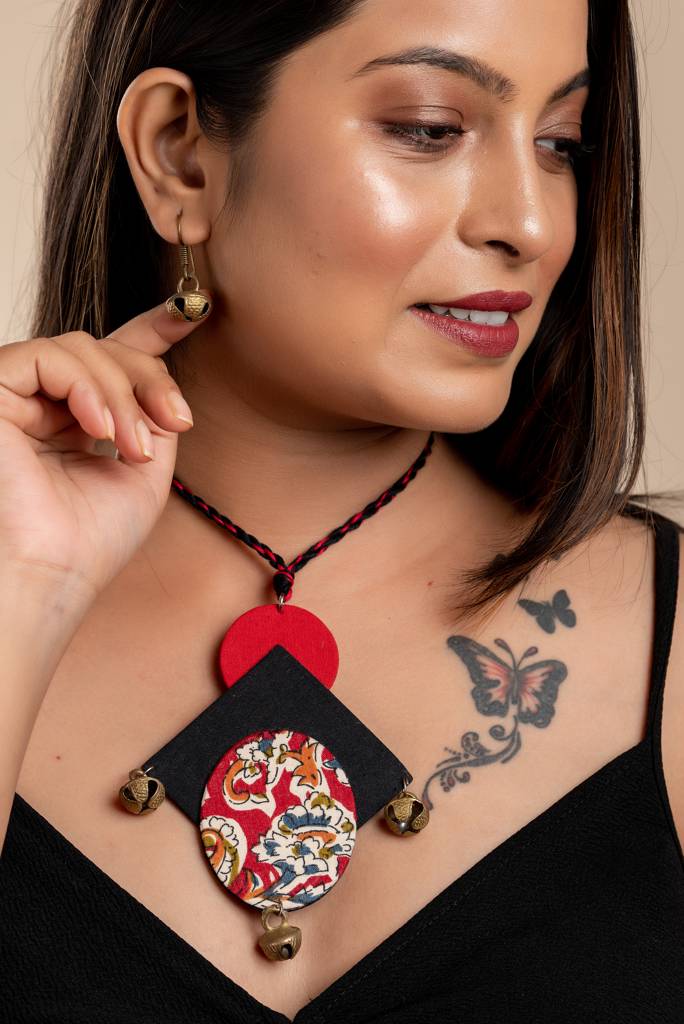Red Black Kalamkari Necklace With Brass Ghungroo - Handcrafted Fabric Jewelry Set For Women : LAANP9