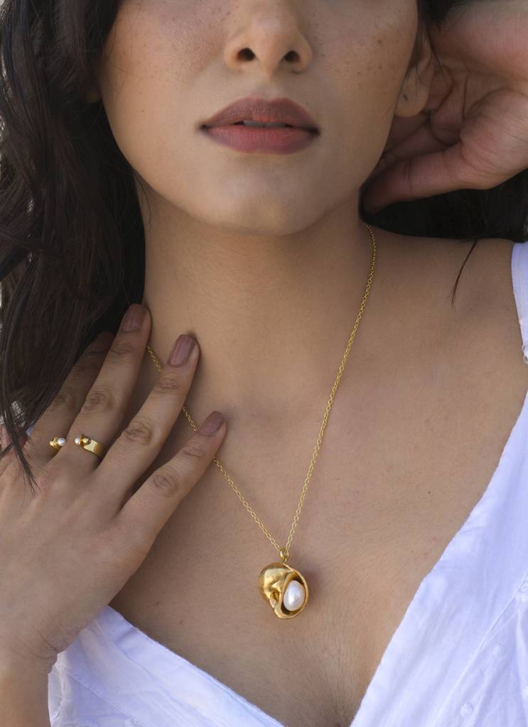 Moonshell Neckpiece : MoonshellNeckpiece