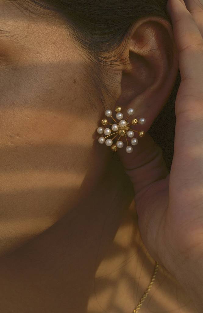 Perola Studs Earrings : PerolaStudsEarrings