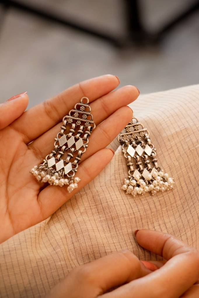 Tattva Intricate Jali Pearl Drop Earring : SE30022