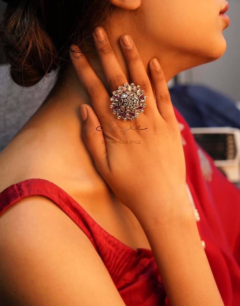 Essence Scintillating Embossed Ring : SR2025