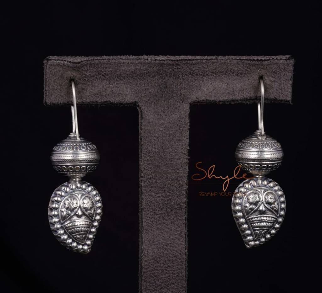 Mizoya Intricate Carry Drop Earrings : SE235