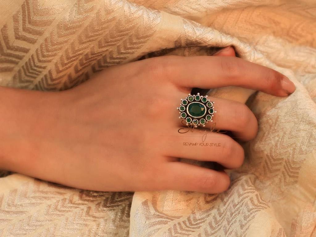 Essence Green Scintillating Ring : SR3074
