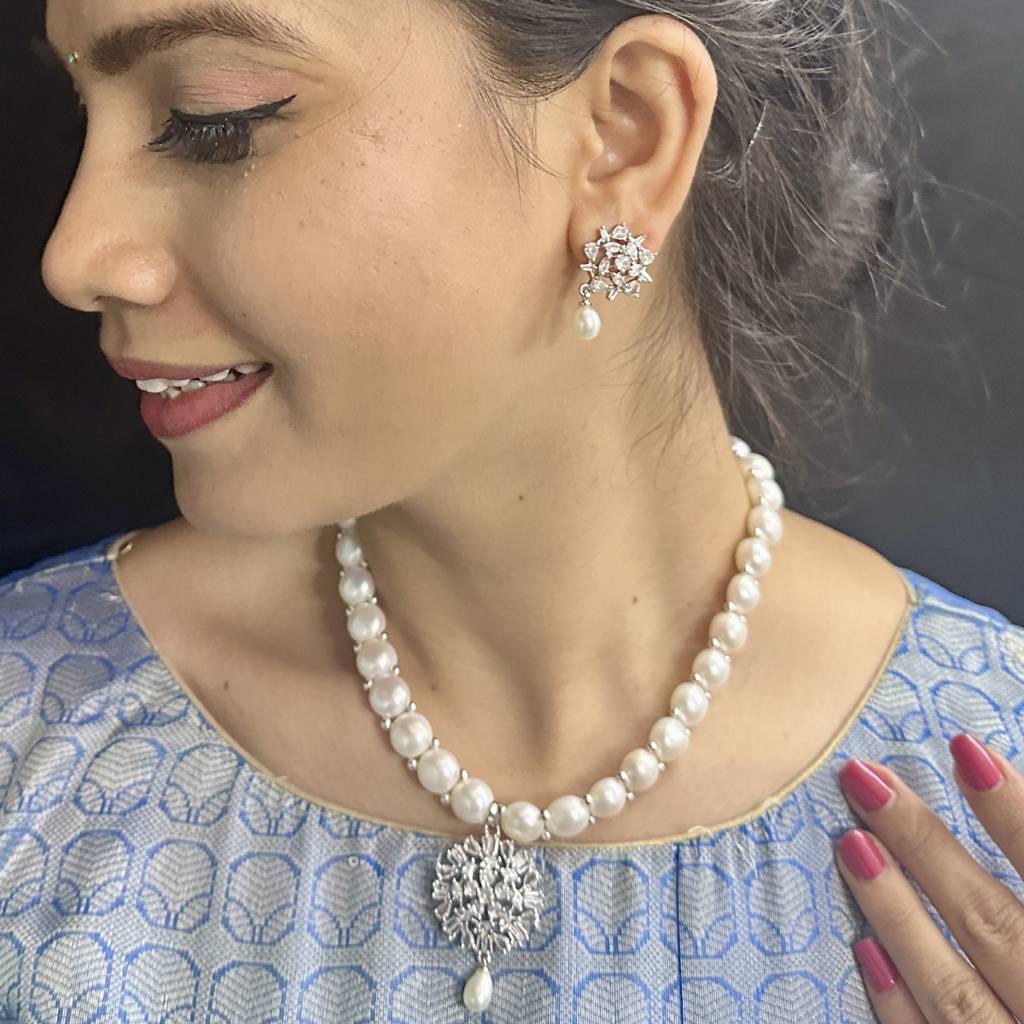 Dazzling Divinity Pearl Necklace Set : JPSEP-24-025