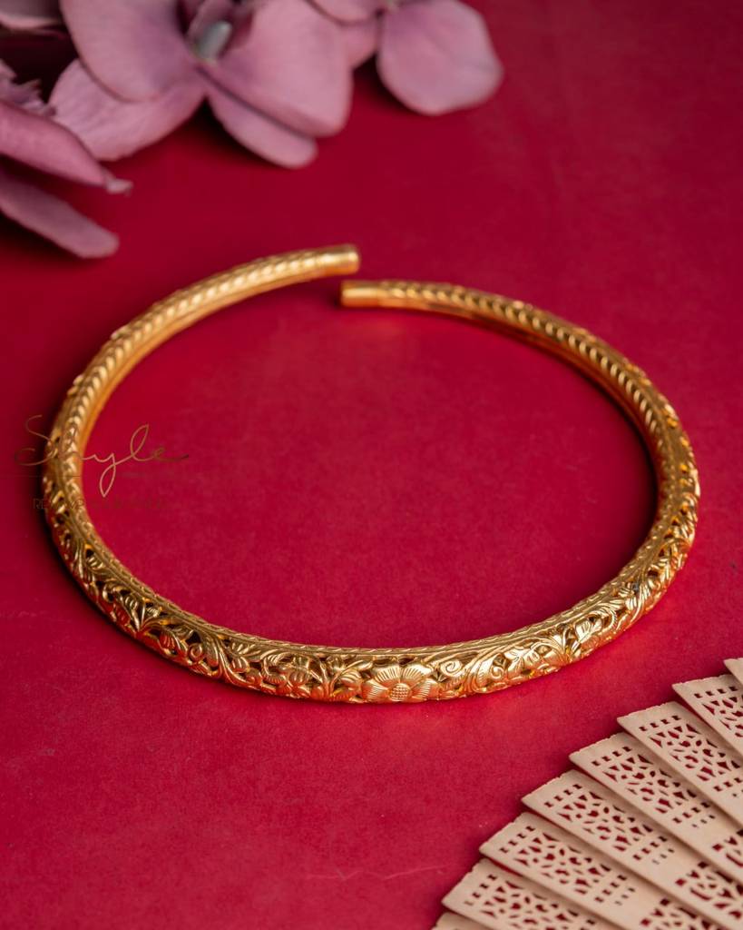 Tattva Chitai Flora Gold Carved Hasli : SN1142G
