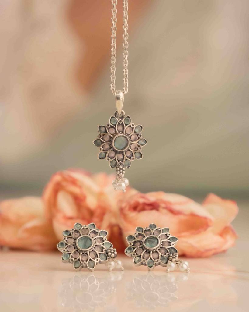 Essence Pastel Flower Necklace Set : SN40617