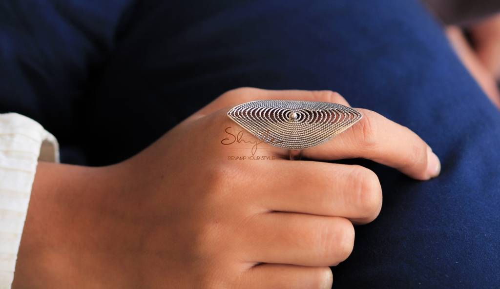 Adya Finely Carved Shadow Ring : SR2004