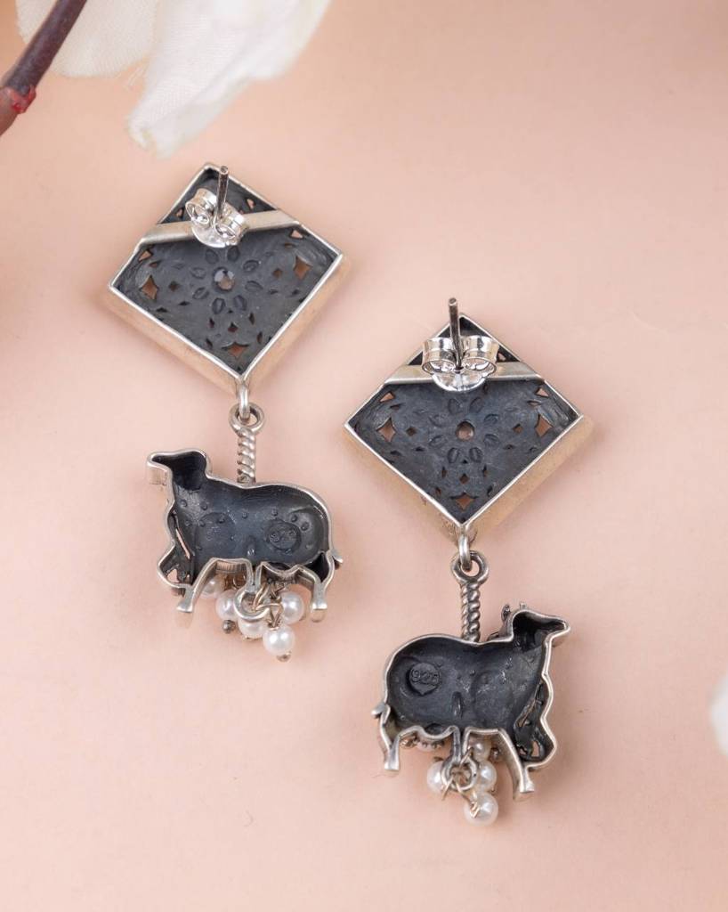 Adya Intricate Motif Nandi Gaaye Auspicious Earring : SE21217