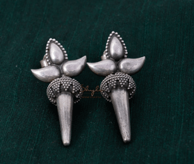 Adya Leaf Motif Quirky Drop Earrings : SE4015